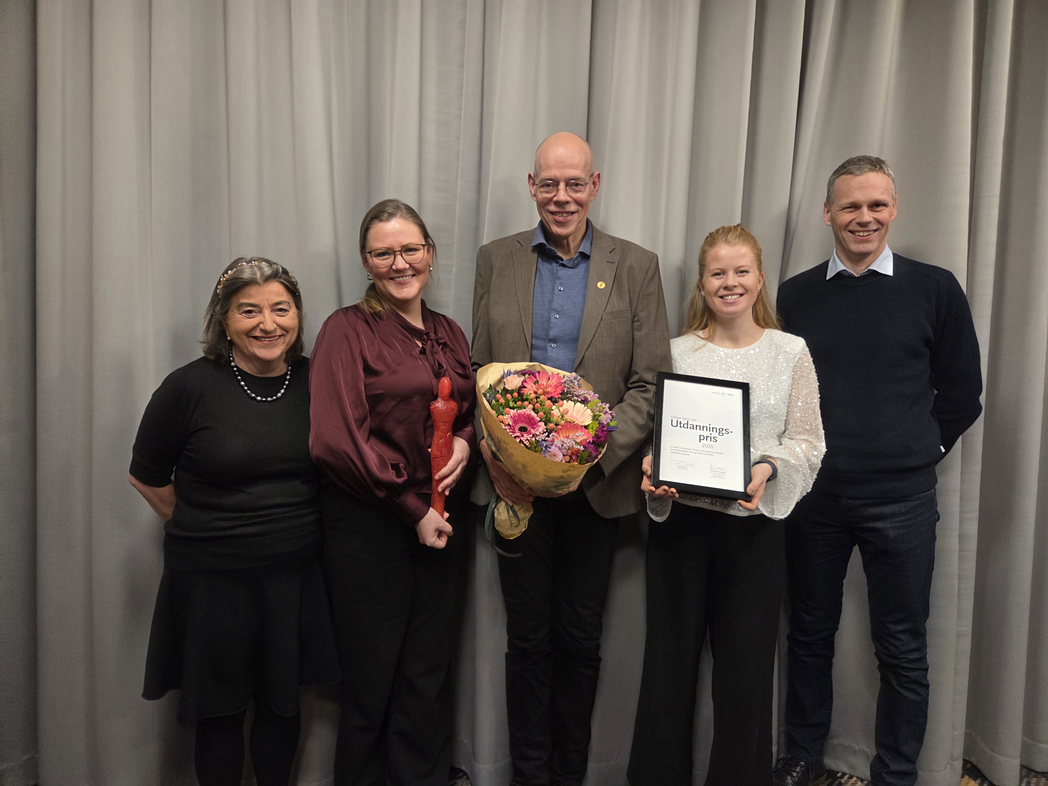 En gruppe mennesker som holder en plakett