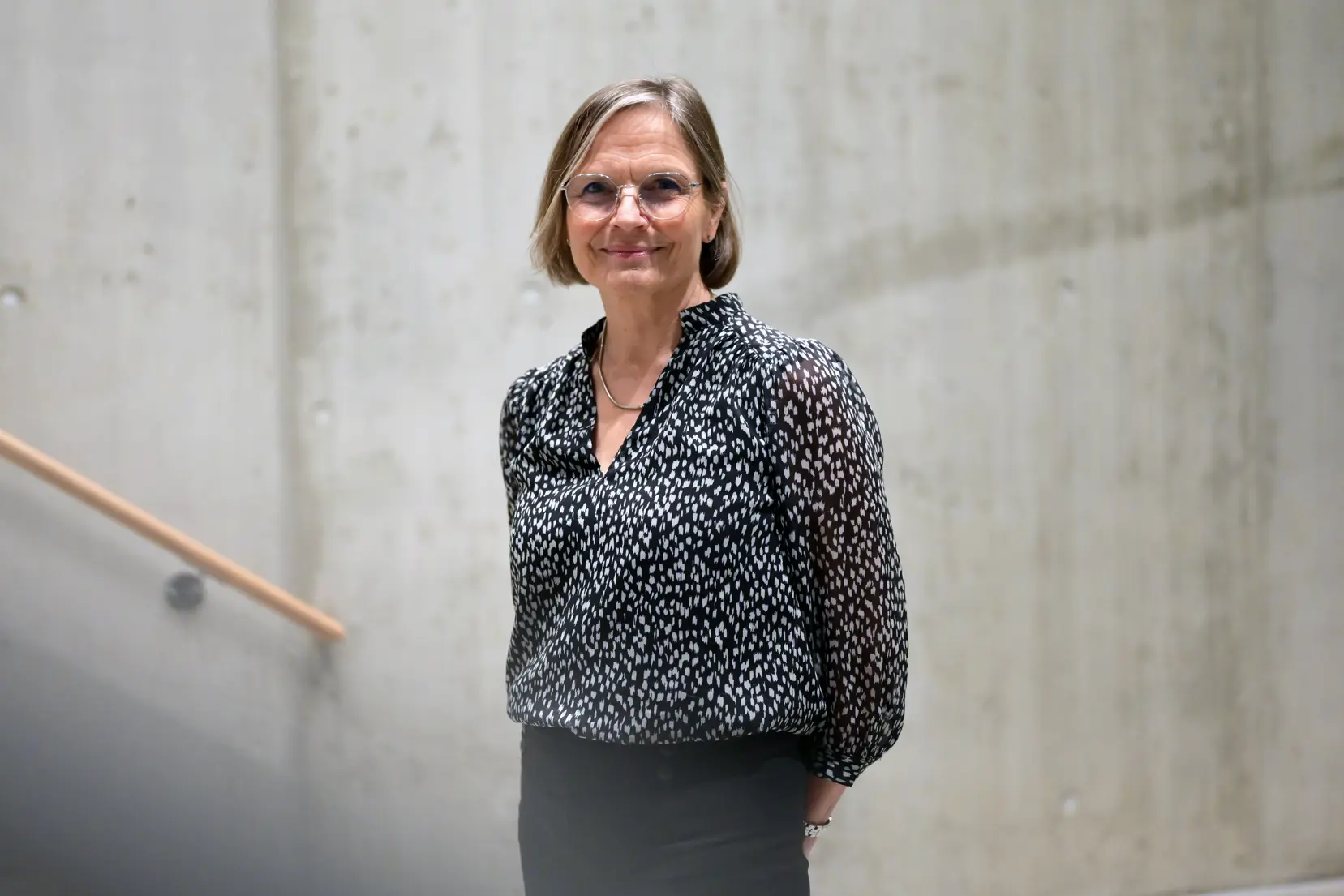 dame foran betongvegg