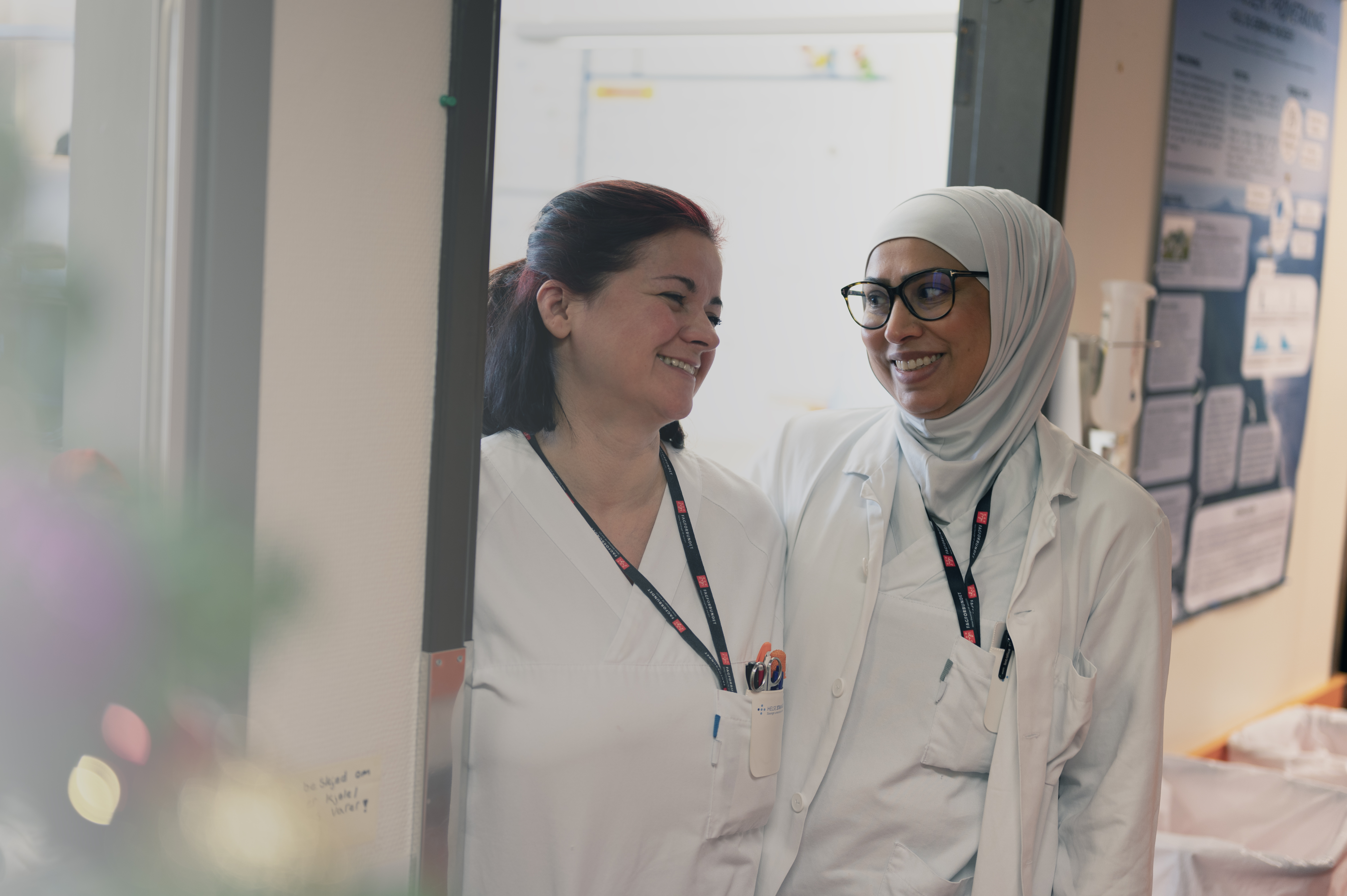 To sykepleiere som smiler