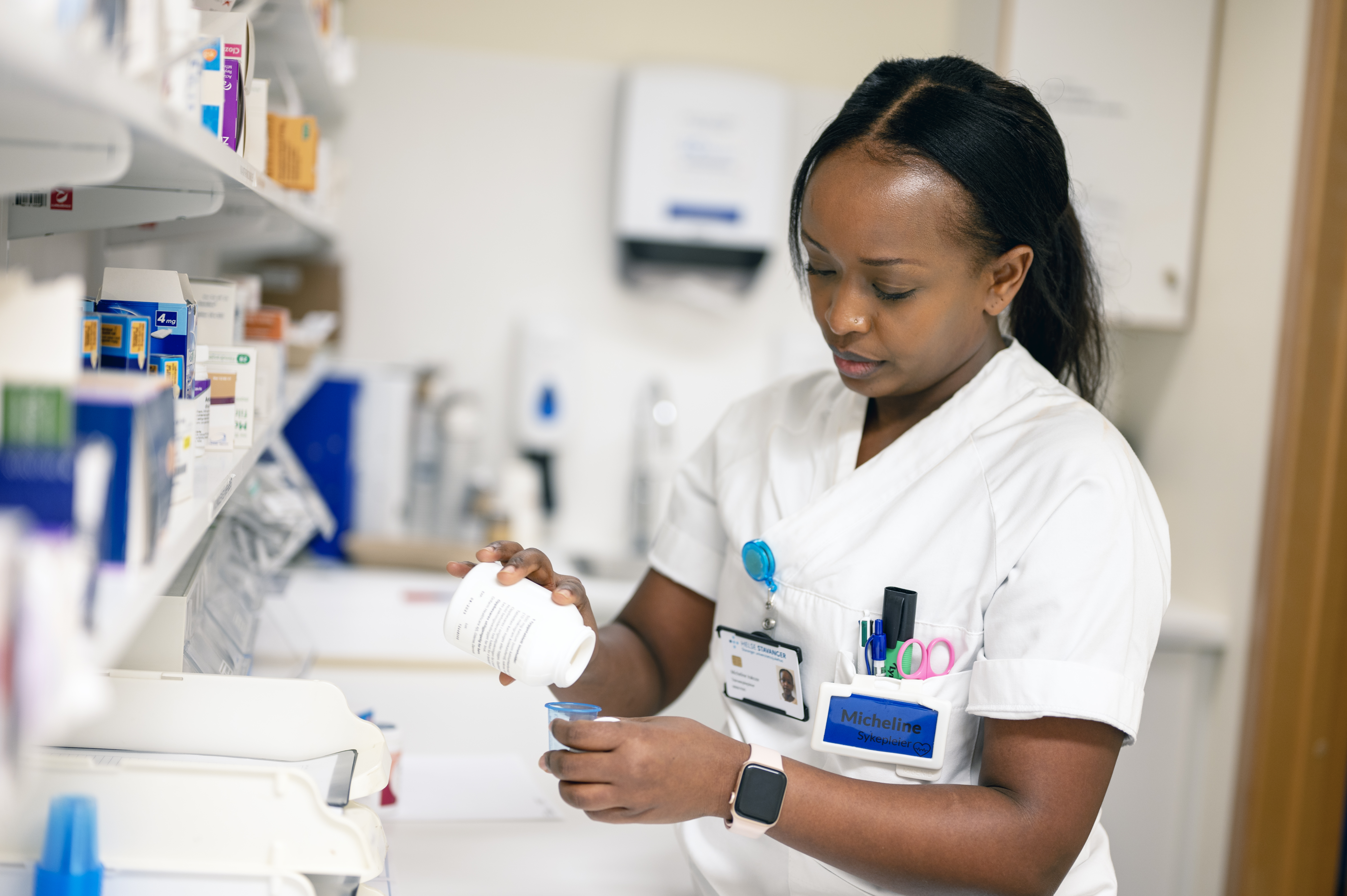 Sykepleier på medisinrommet