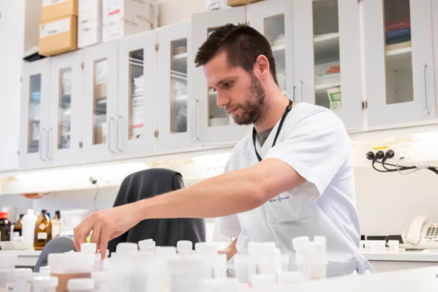 En mann som sitter ved et skrivebord