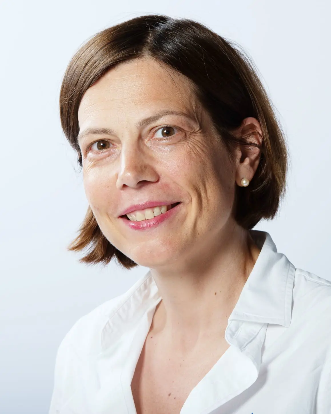 Et nærbilde av en person som smiler