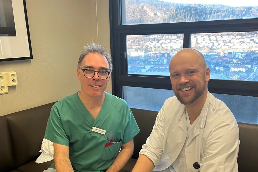 To menn som sitter i en sofa