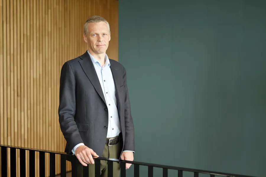 Mann står ved gelender