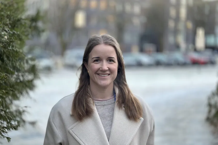 En kvinne som smiler utenfor