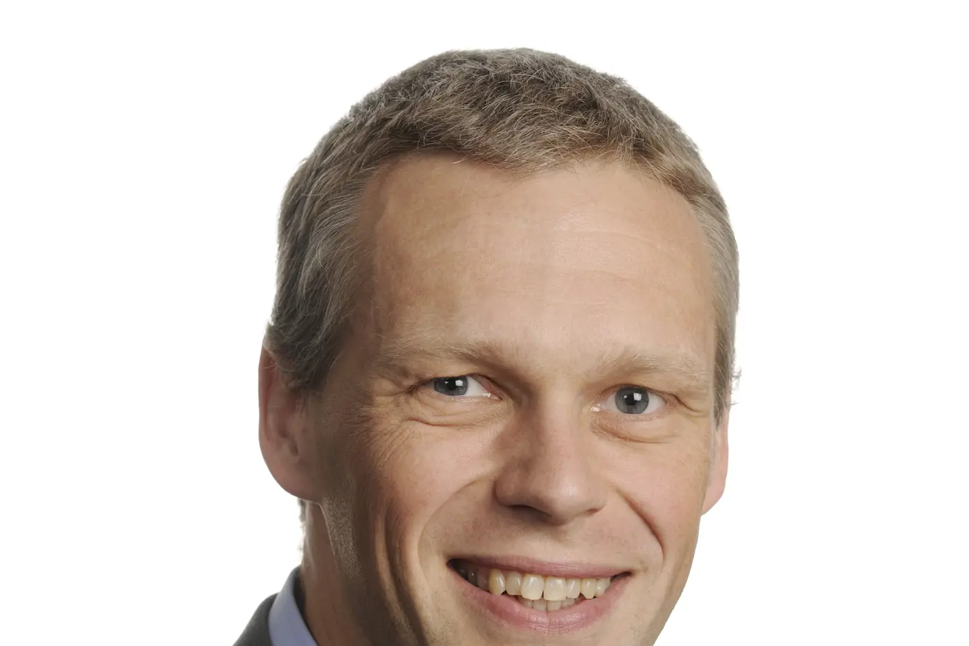 Mann i dress, smiler. Foto.