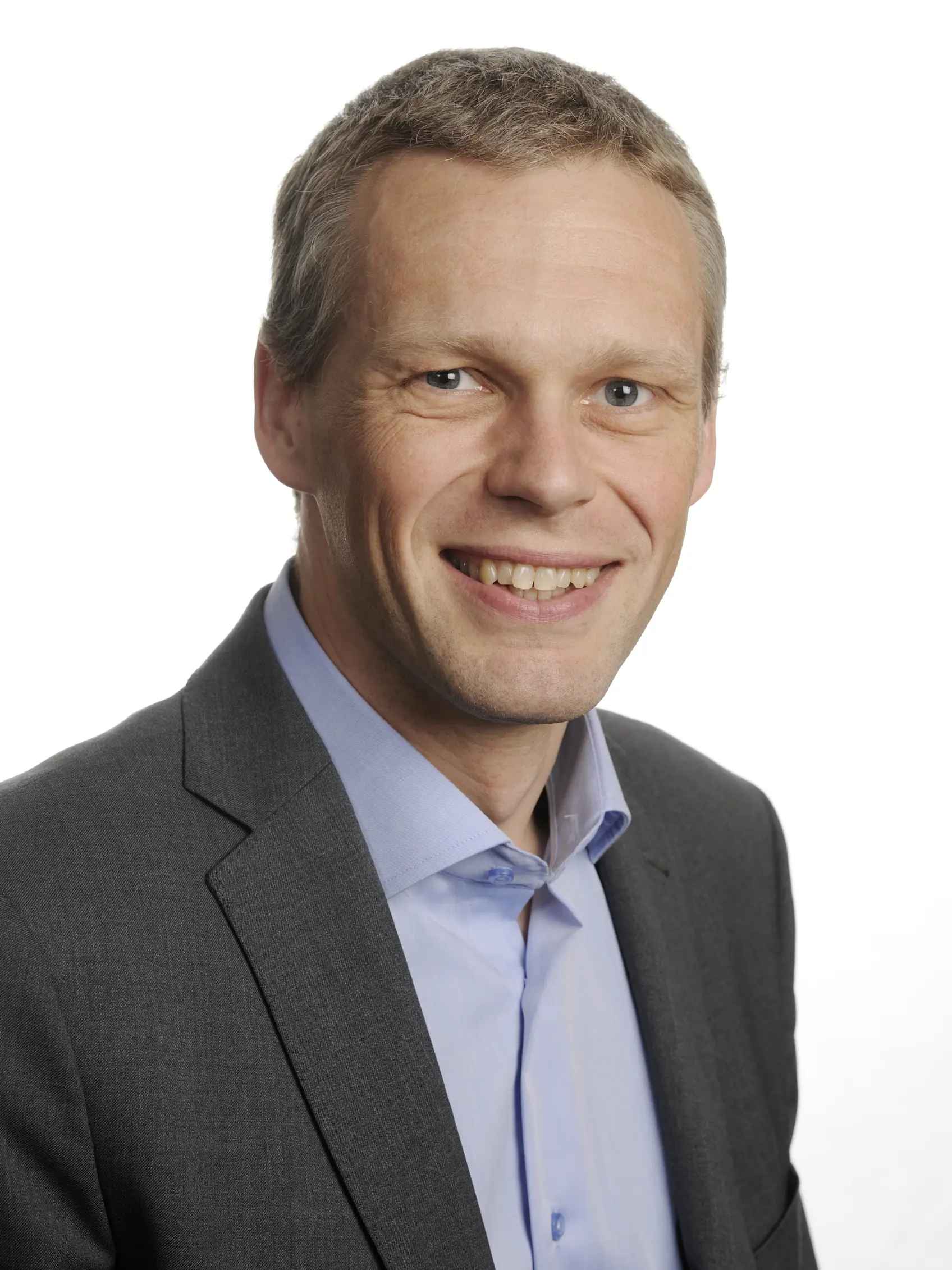 Mann i dress, smiler. Foto.