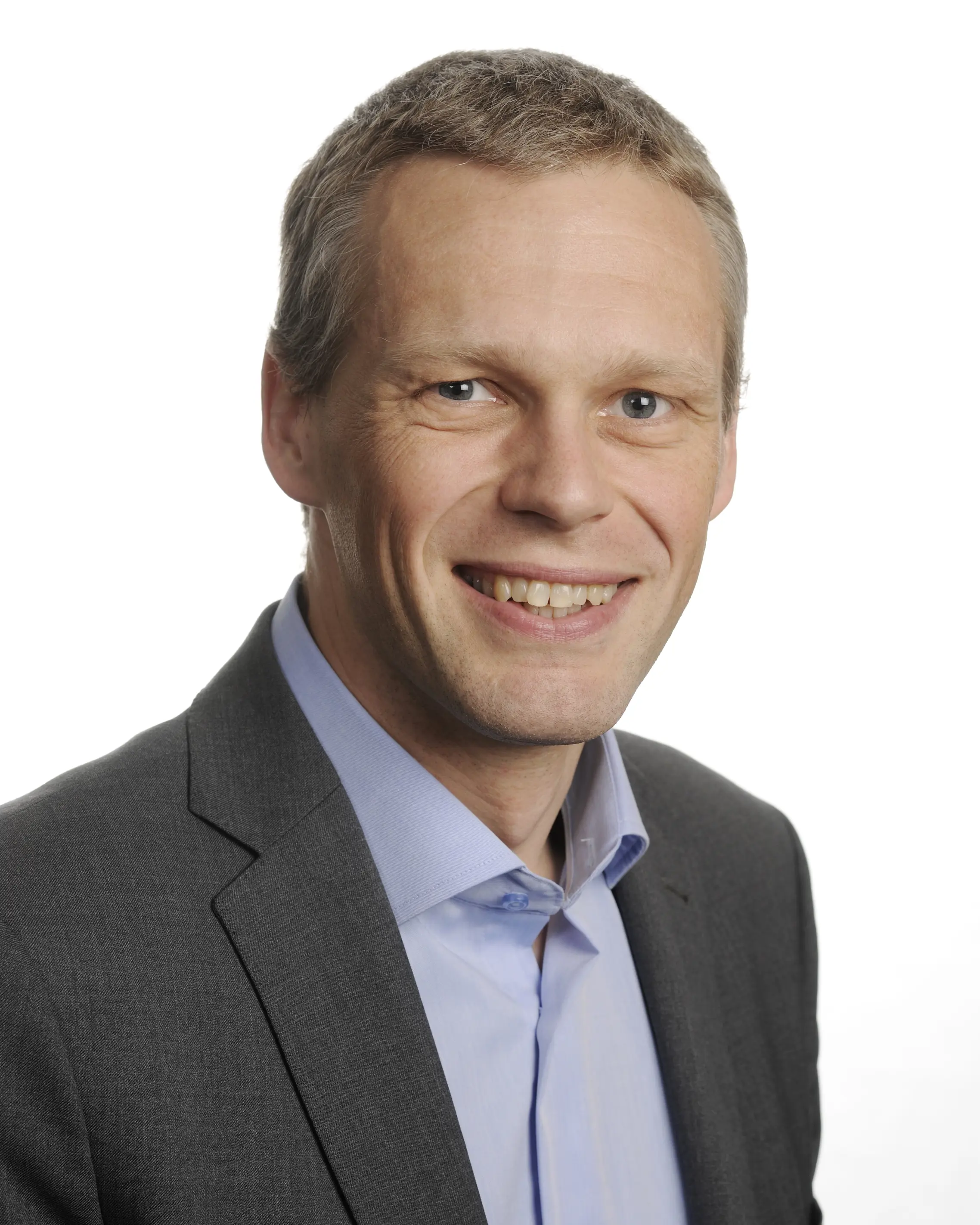 Mann i dress, smiler. Foto.