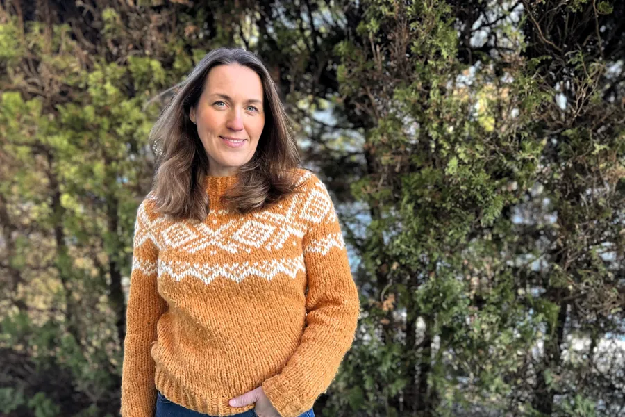 En person som står foran et tre