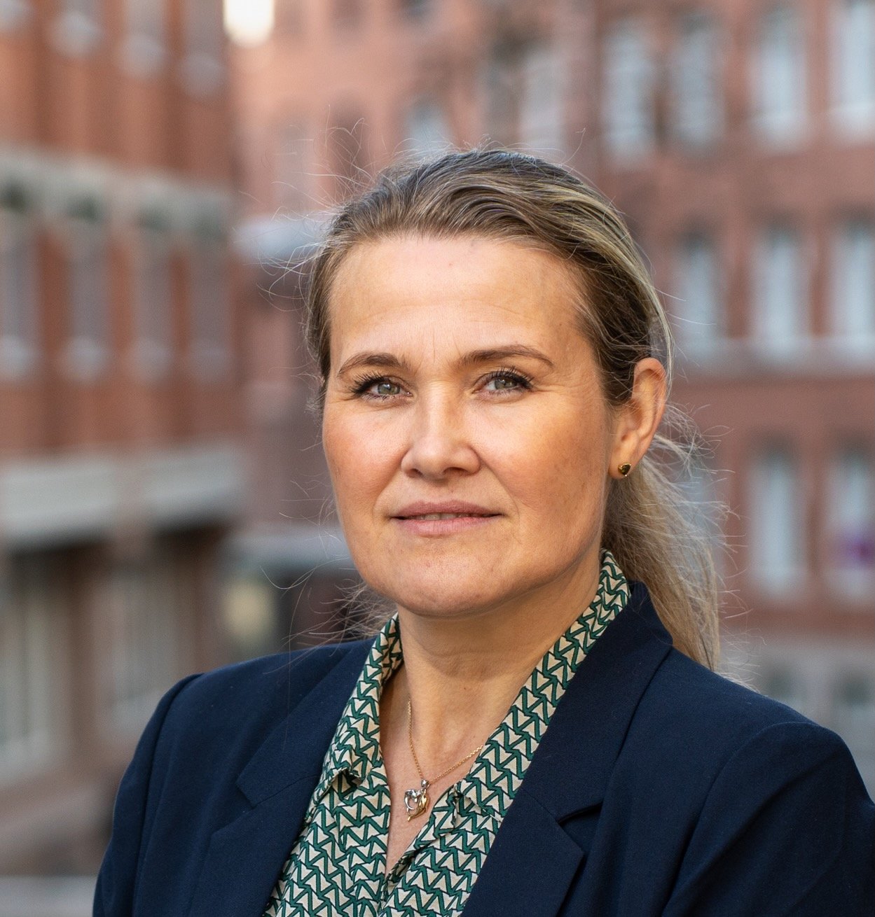 En kvinne som smiler til kameraet