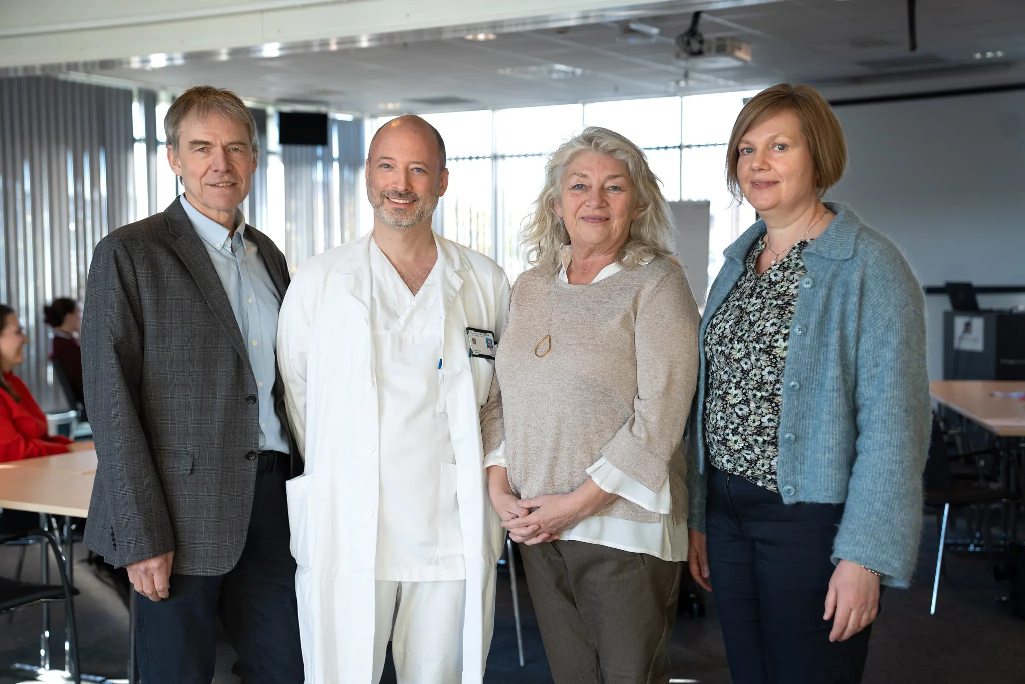 En gruppe mennesker som poserer for et bilde