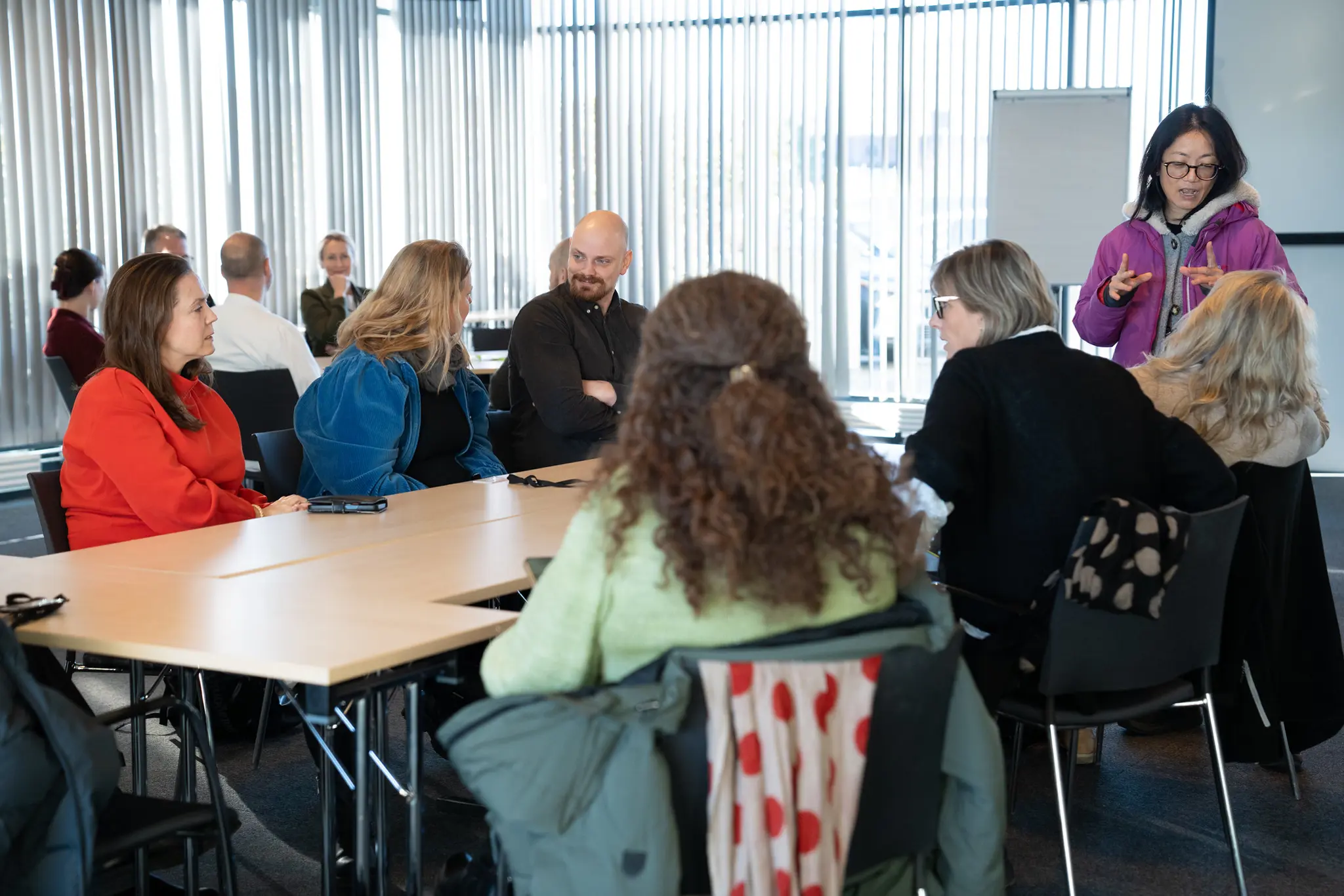 En gruppe mennesker som sitter ved et bord