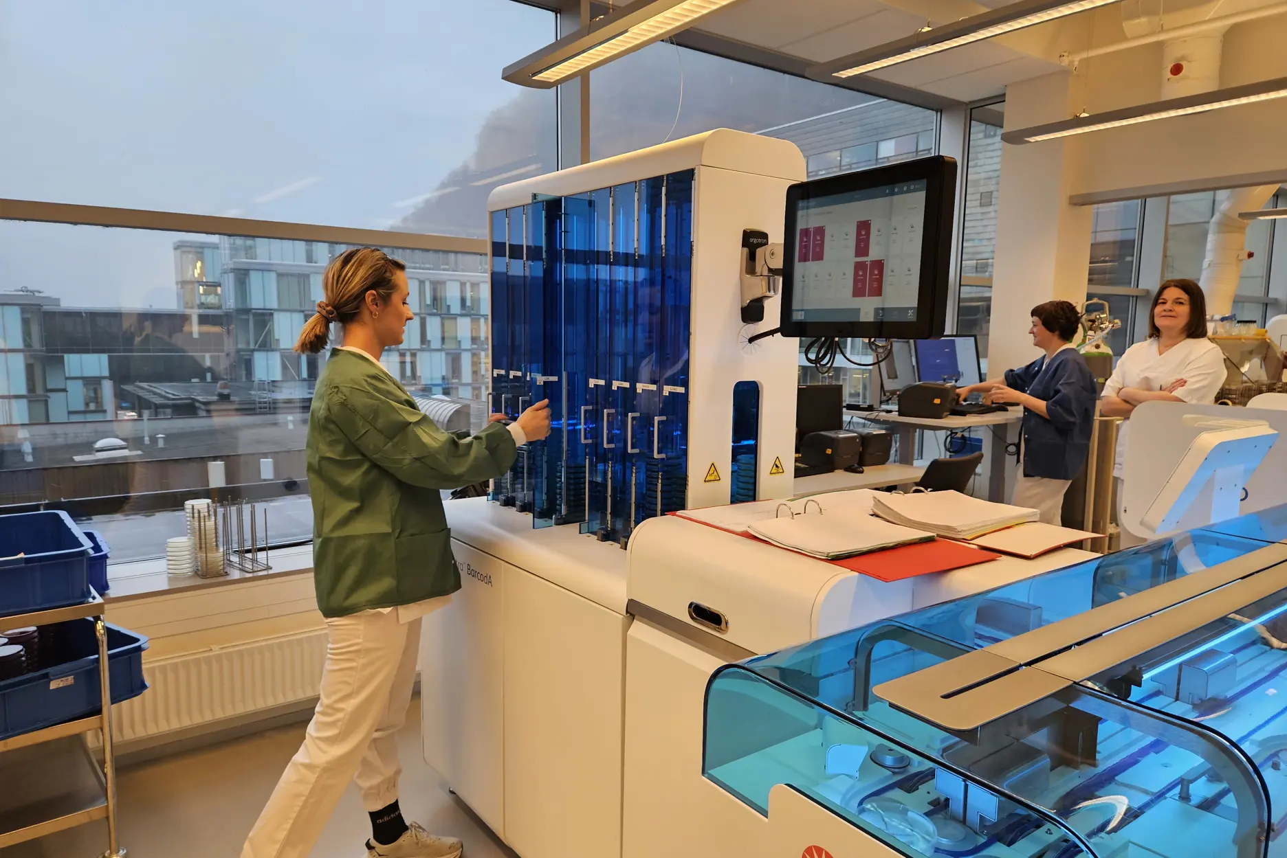 En person i grønn jakke på en lab