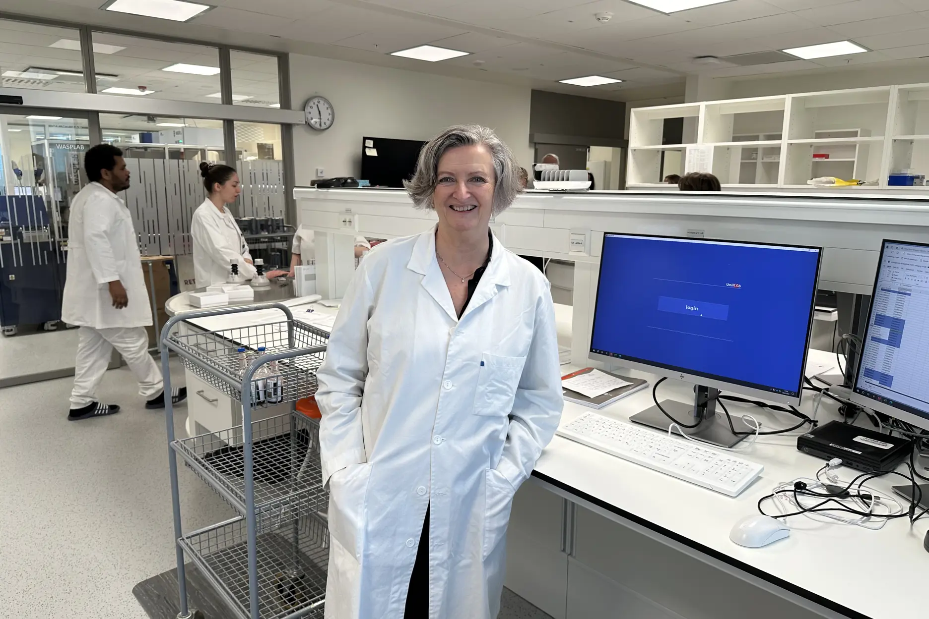 En kvinne i labfrakk