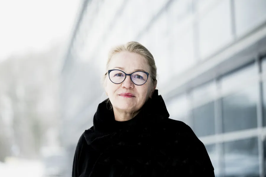 En kvinne med briller