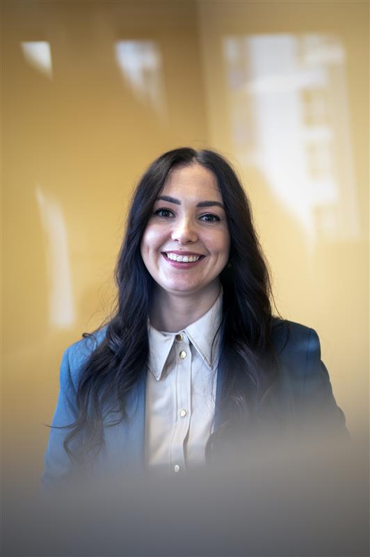 En kvinne som smiler til kameraet