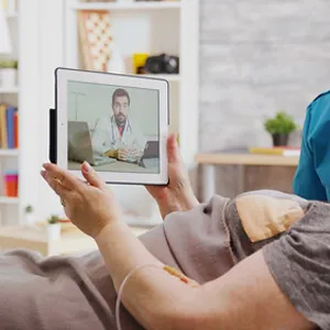 En person som holder en tablett