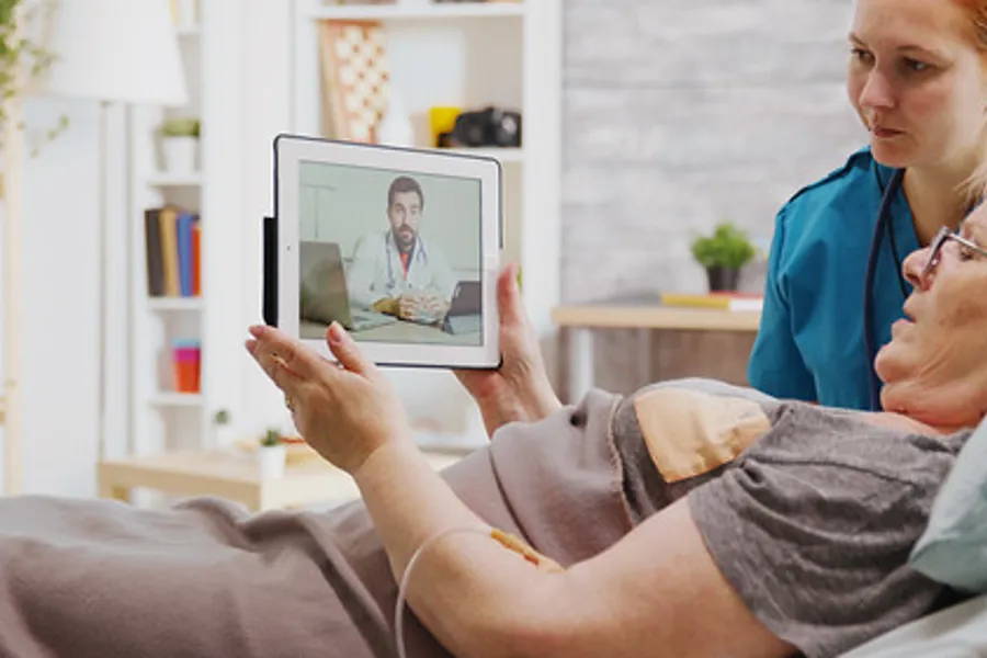 En person som holder en tablett