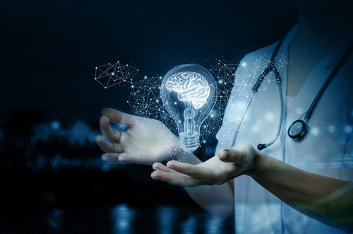 Hender som holder en lyspære