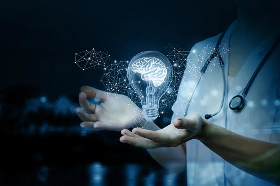 Hender som holder en lyspære