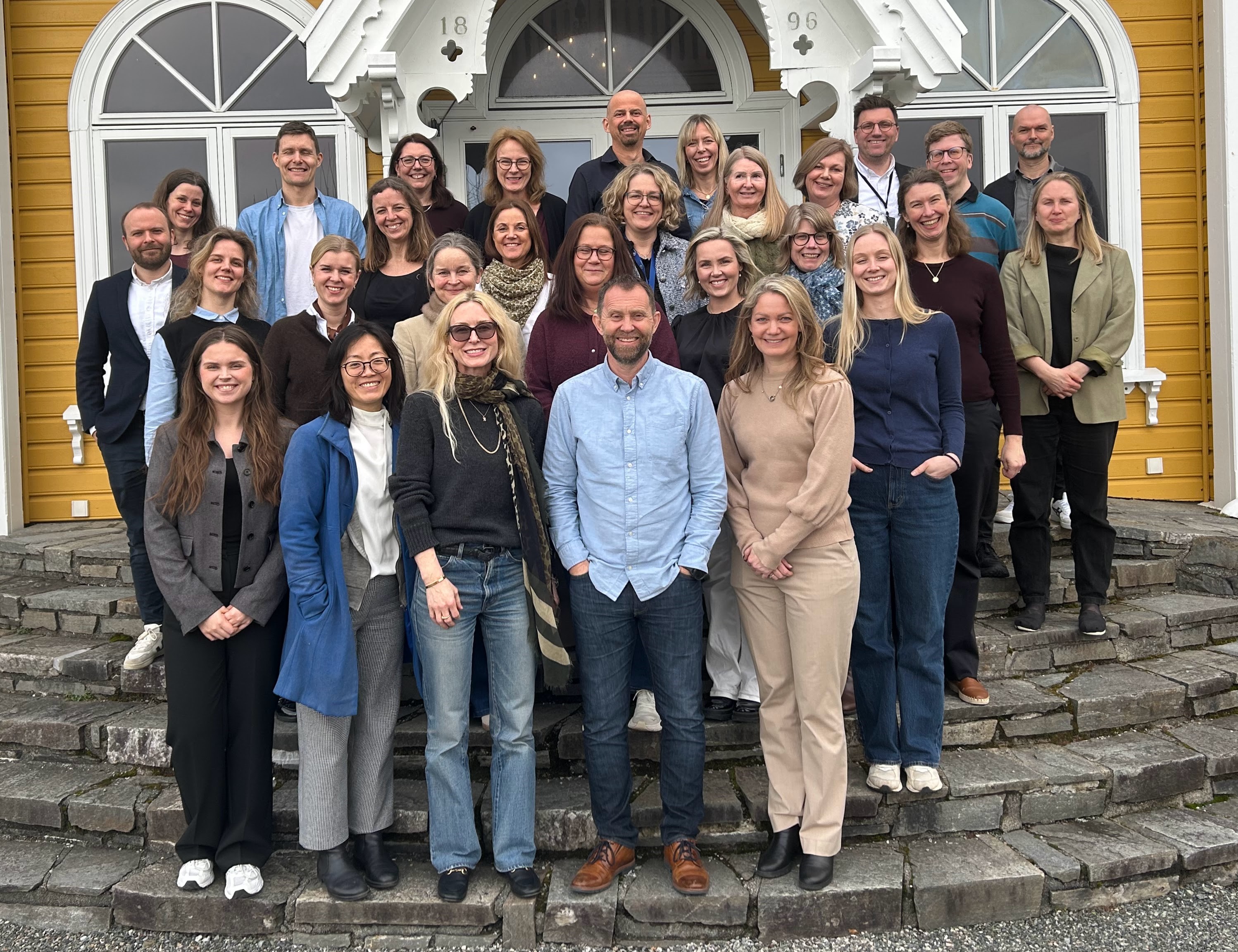 En gruppe mennesker som poserer for et bilde