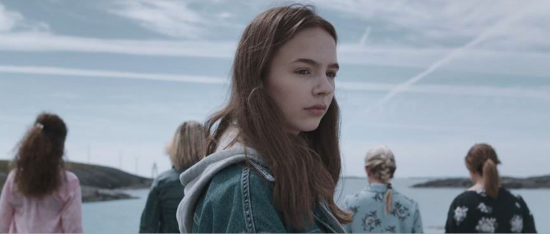 En kvinne med langt hår