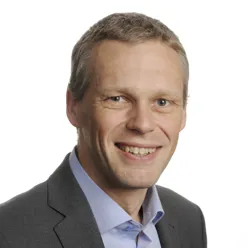 Mann i dress, smiler. Foto.