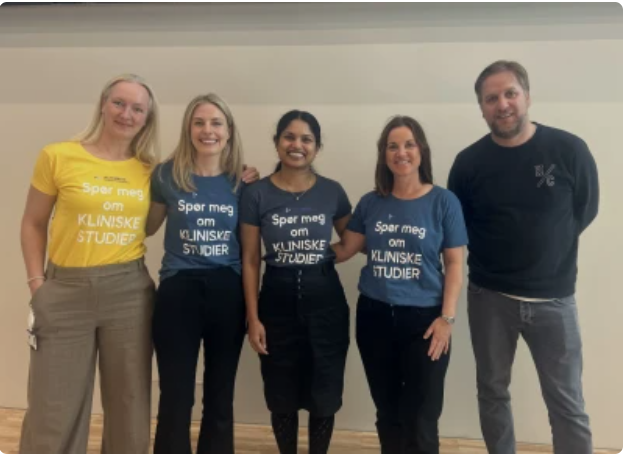 En gruppe mennesker som poserer for et bilde