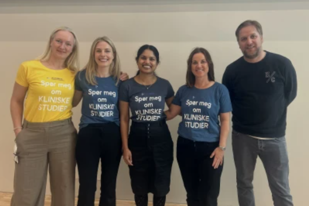 En gruppe mennesker som poserer for et bilde