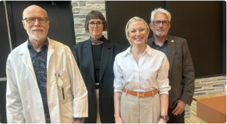 En gruppe mennesker som poserer for et bilde