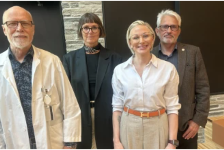 En gruppe mennesker som poserer for et bilde