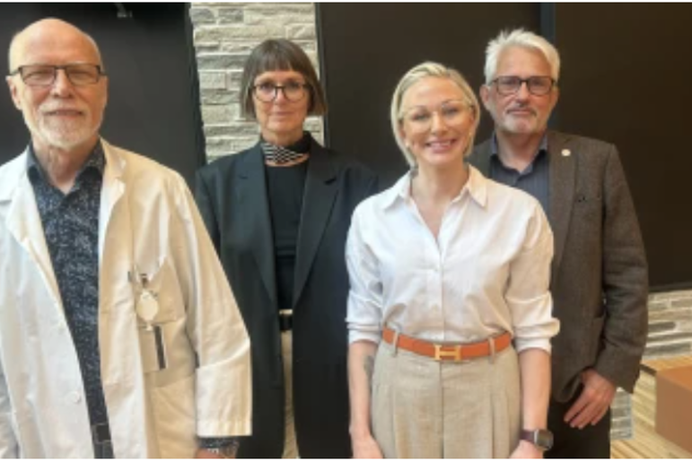 En gruppe mennesker som poserer for et bilde