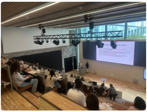 En person som holder en presentasjon for en gruppe mennesker