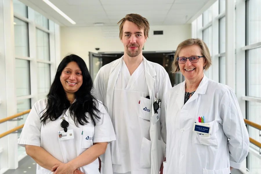 En gruppe mennesker i hvite labfrakker