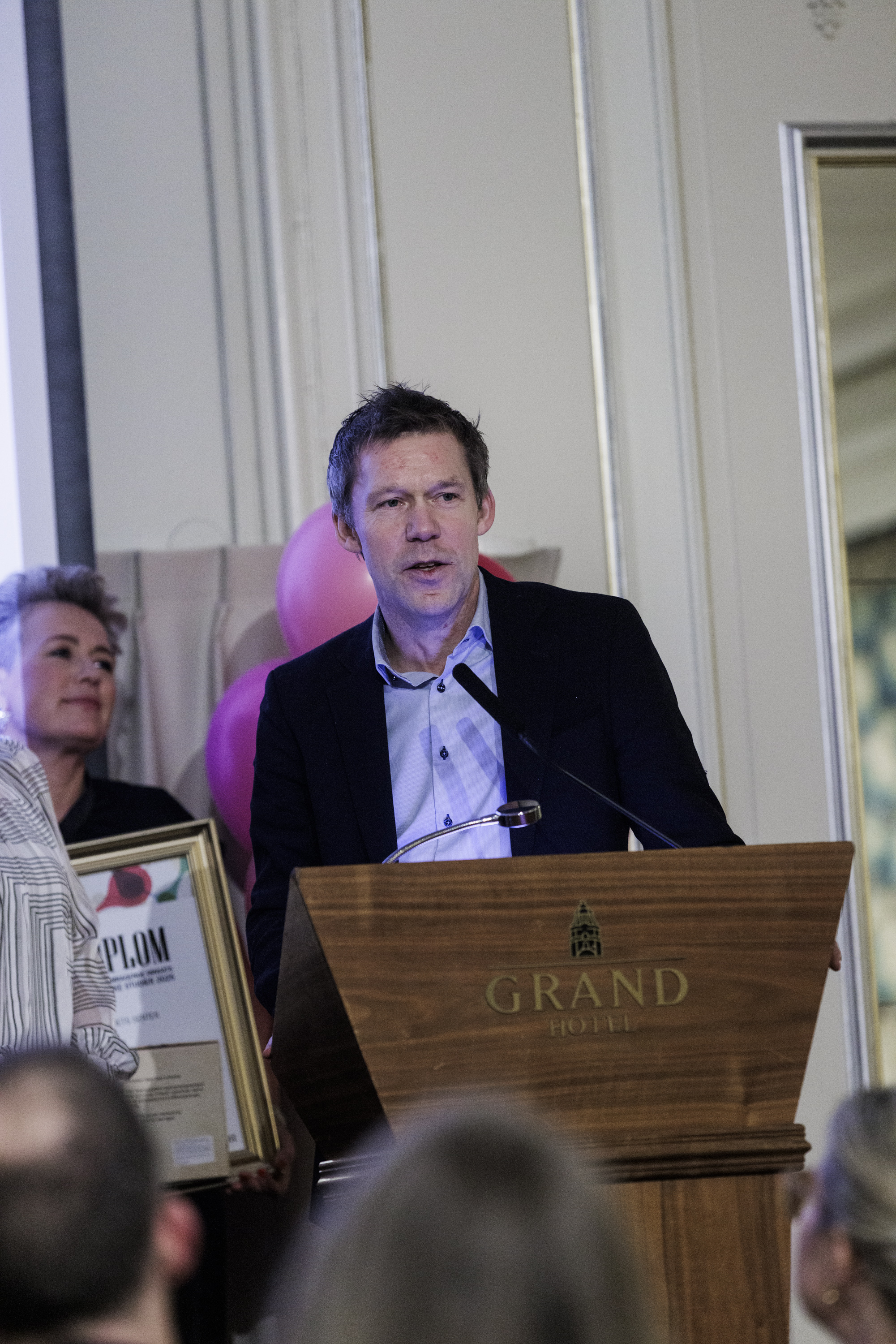 En mann som står ved en talerstol