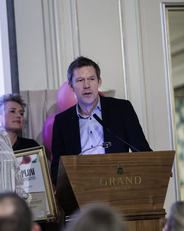 En mann som står ved en talerstol