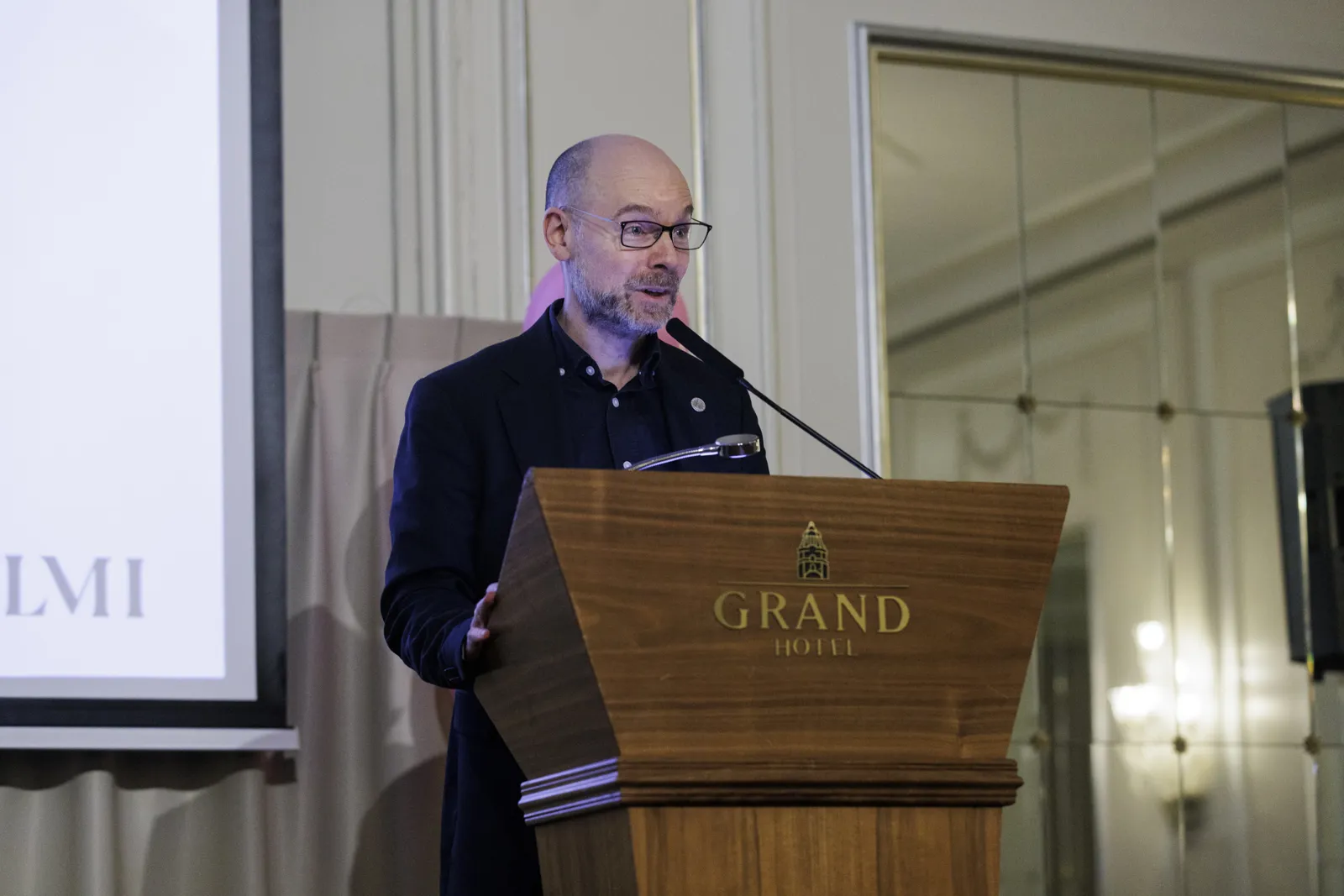 En mann som står ved en talerstol