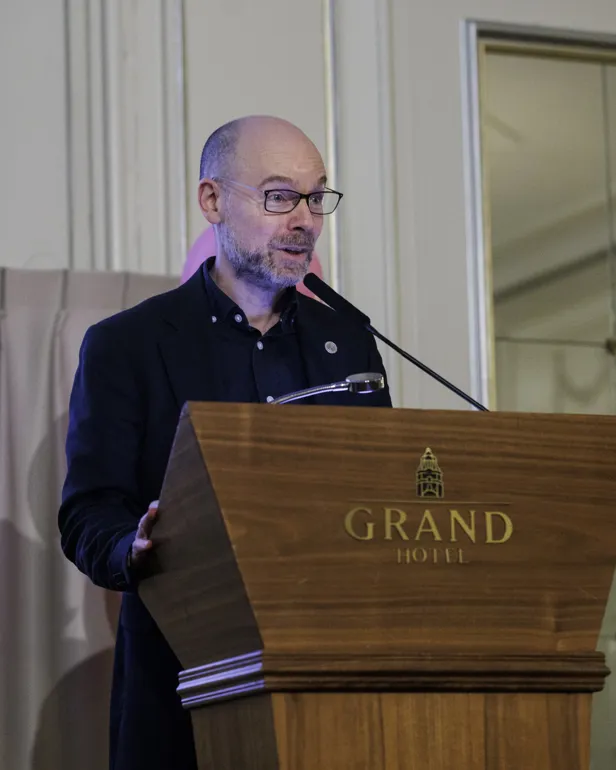 En mann som står ved en talerstol