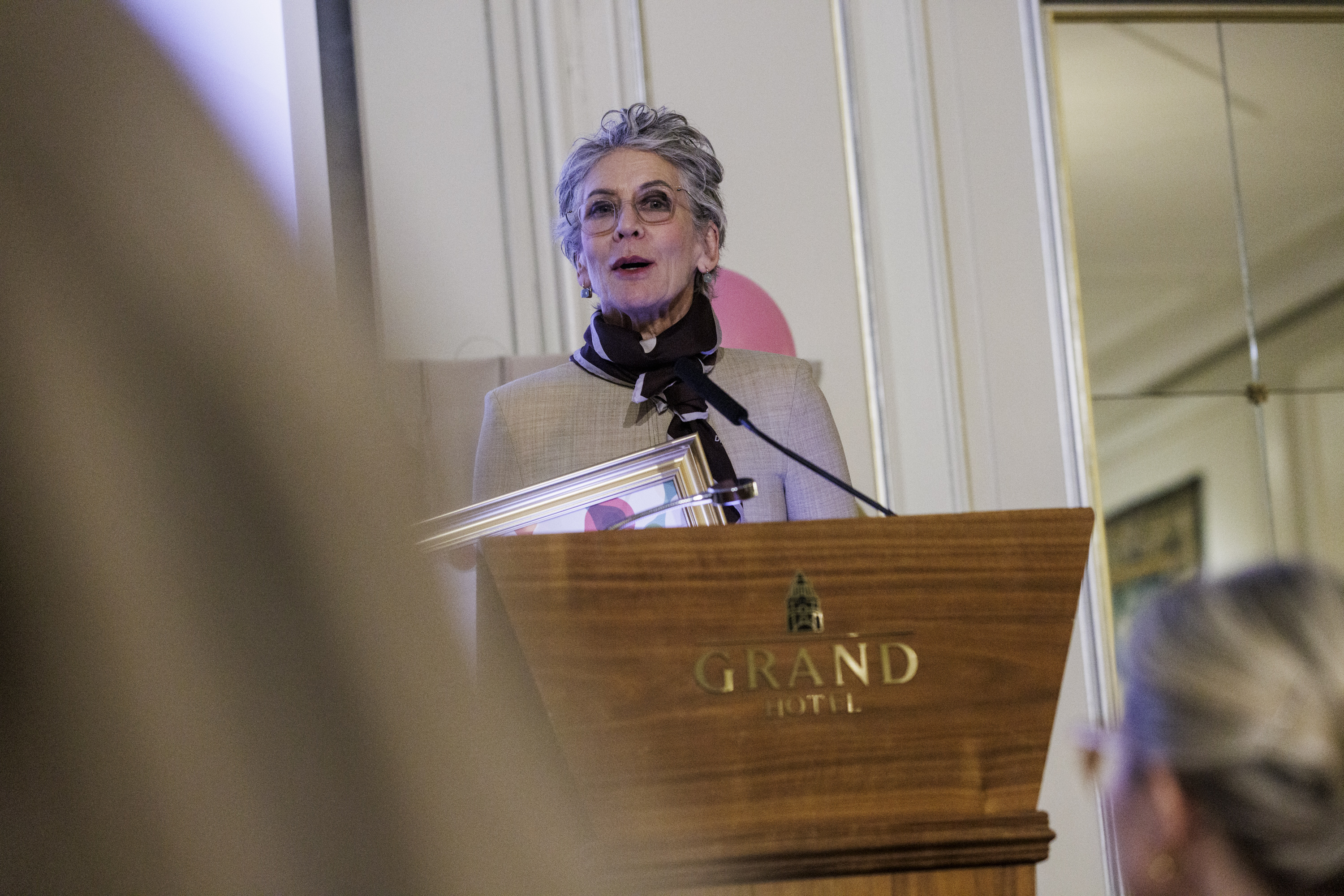 En mann som taler ved en talerstol