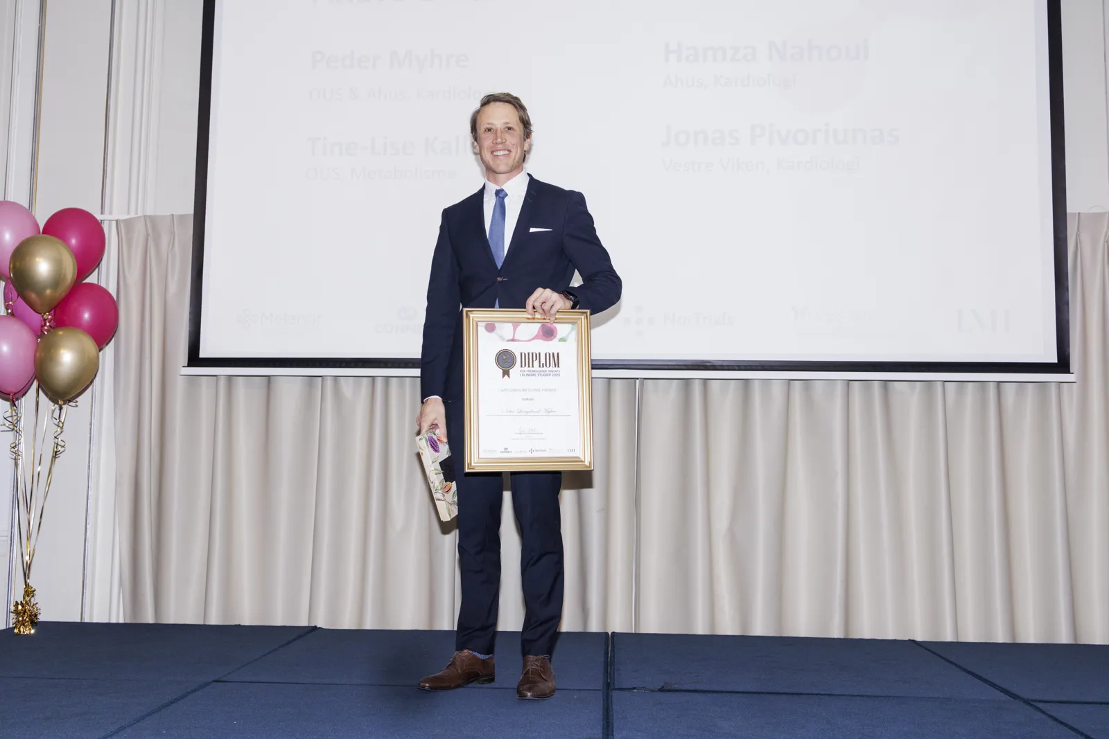 En mann som holder et sertifikat