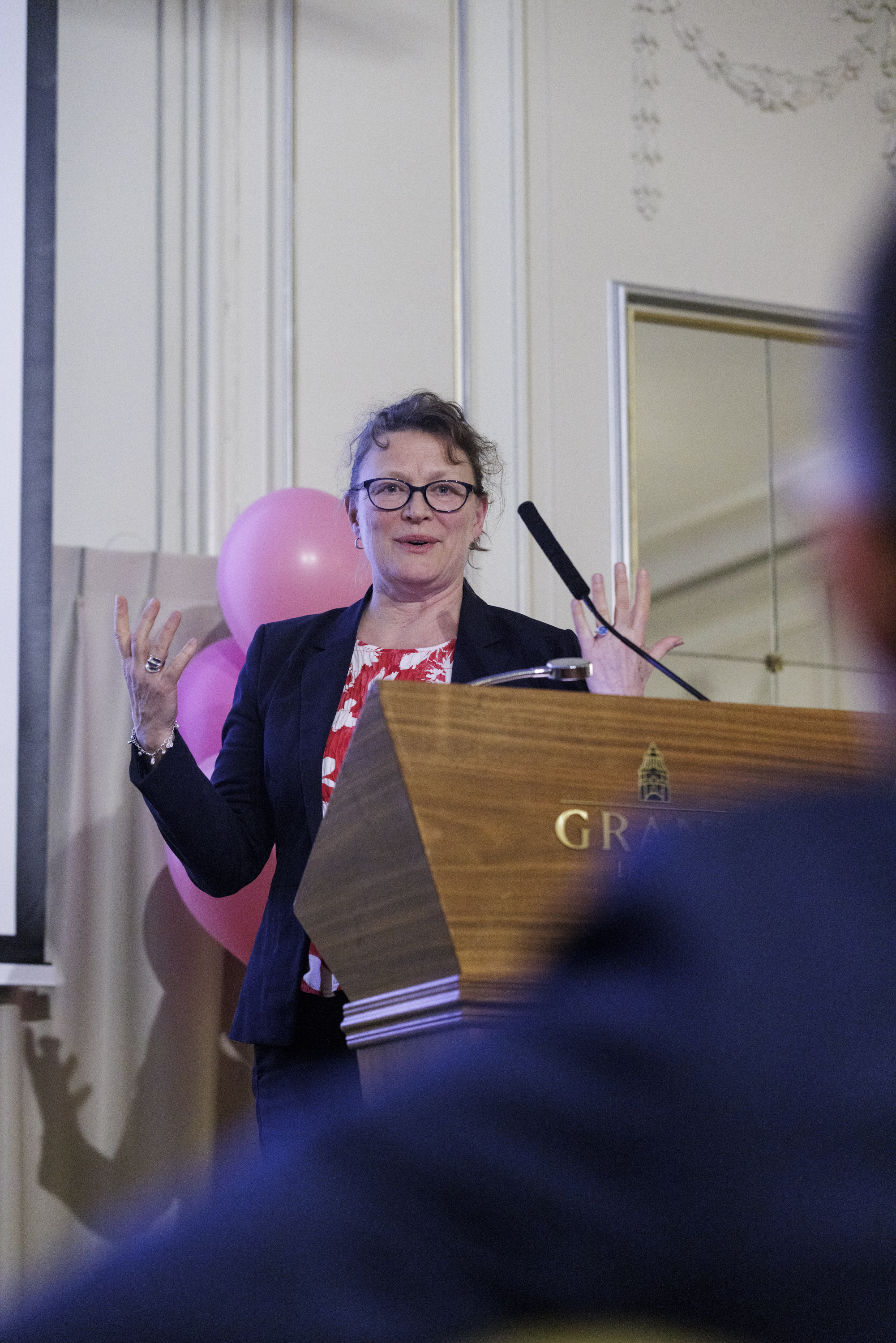 En person som holder en rosa ballong