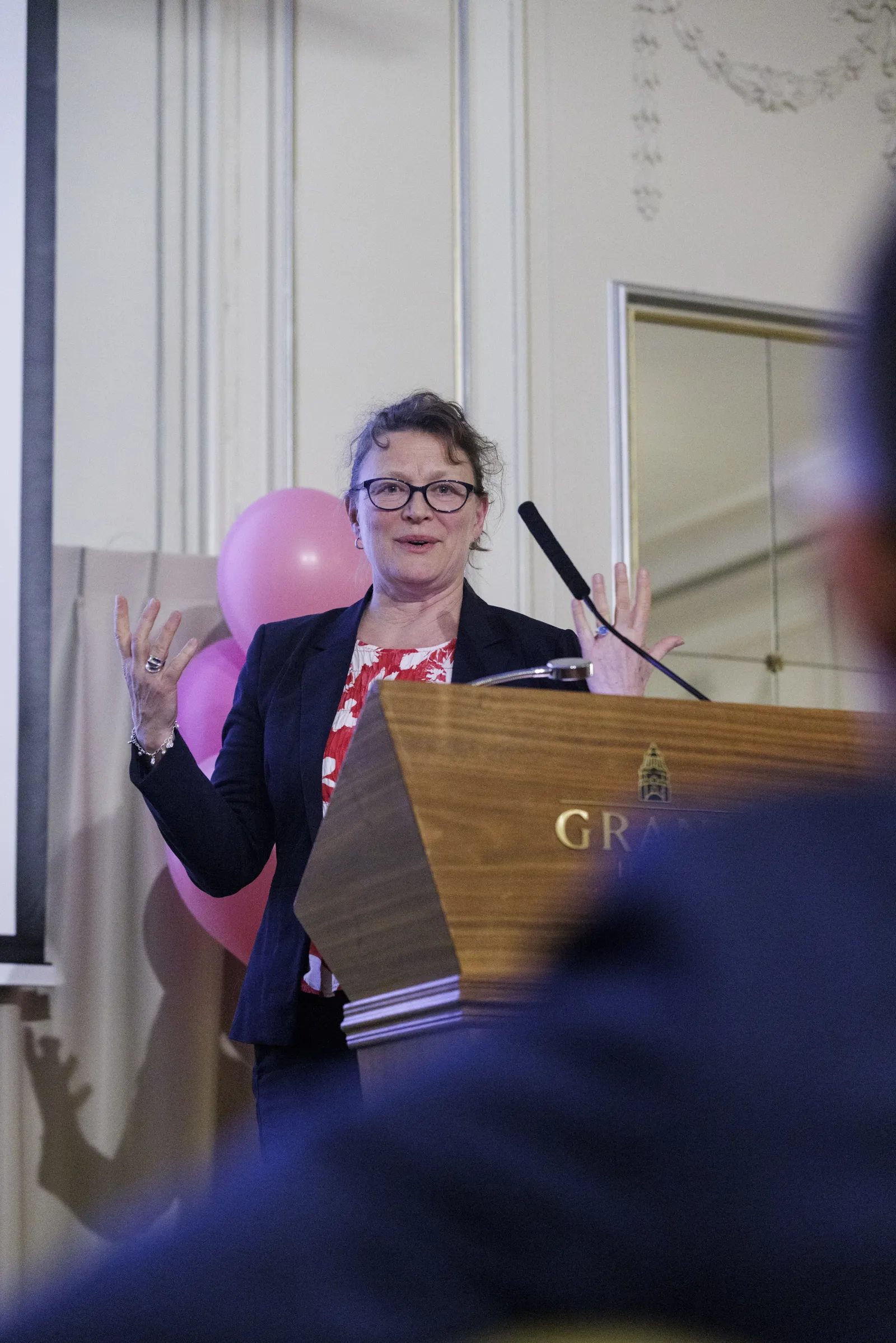 En person som holder en rosa ballong