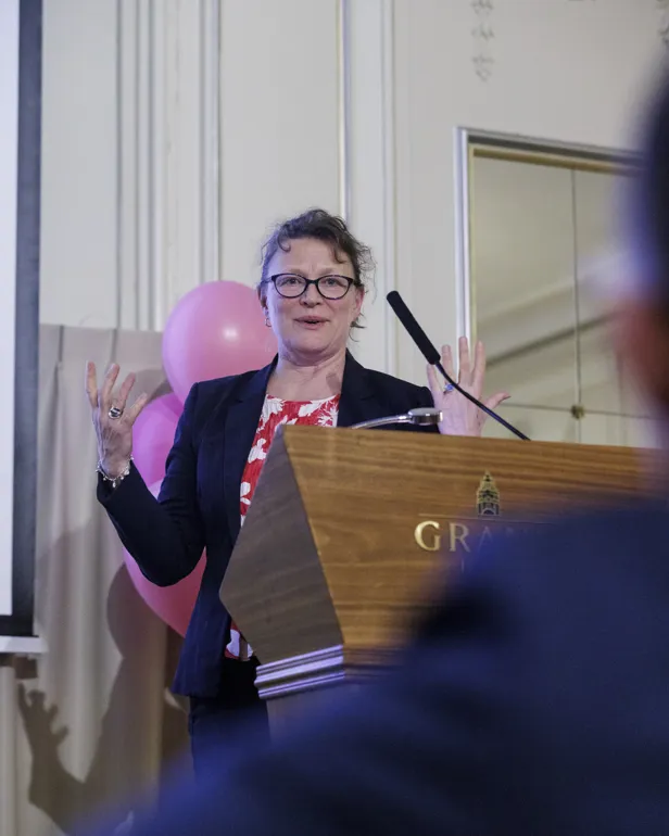 En person som holder en rosa ballong