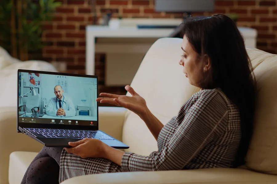 Digitale helsetjeneser. dame ser på nettbrett og snakker med lege.