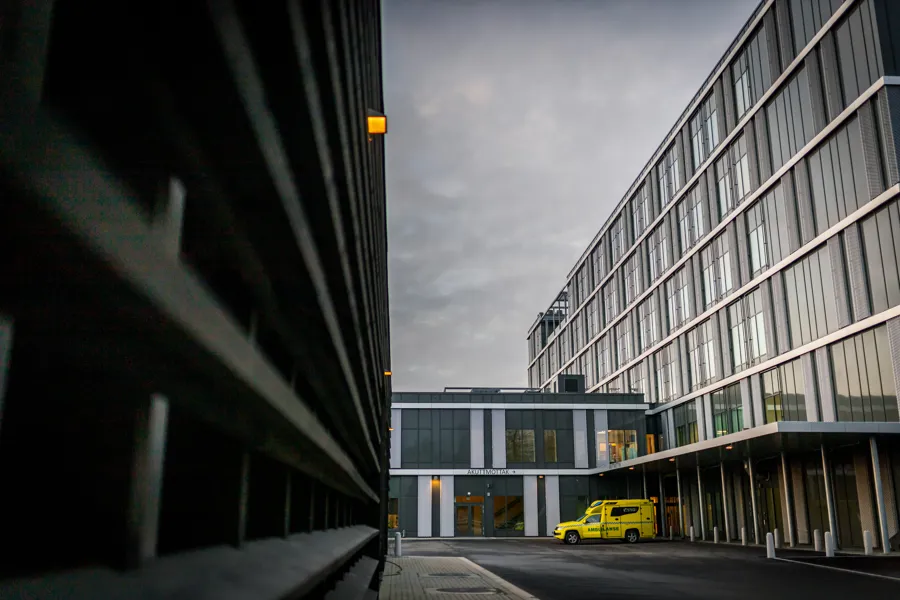 Sjukehusbygg og ein amulanse utanfor