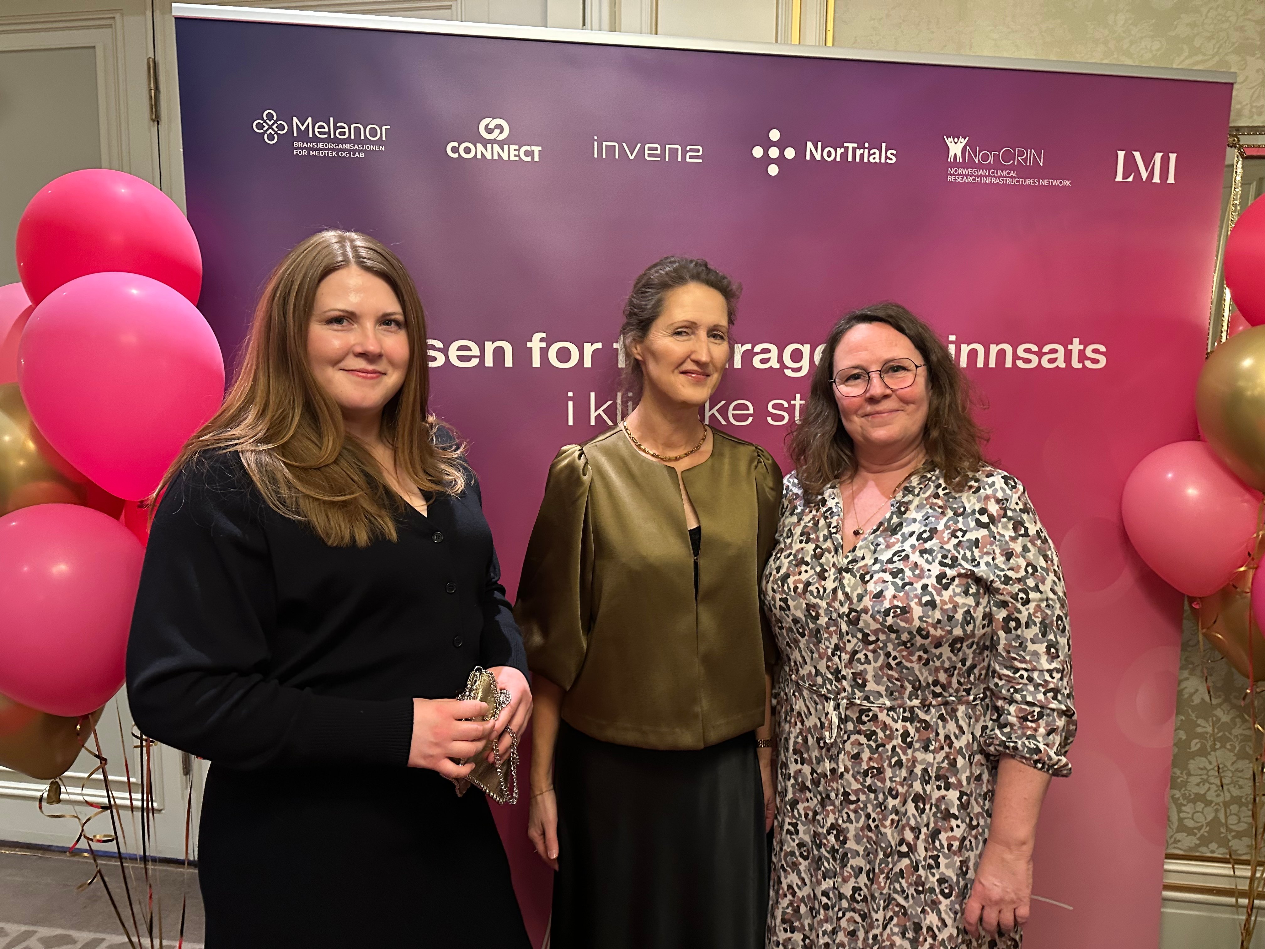 Tre damer på prisutdeling