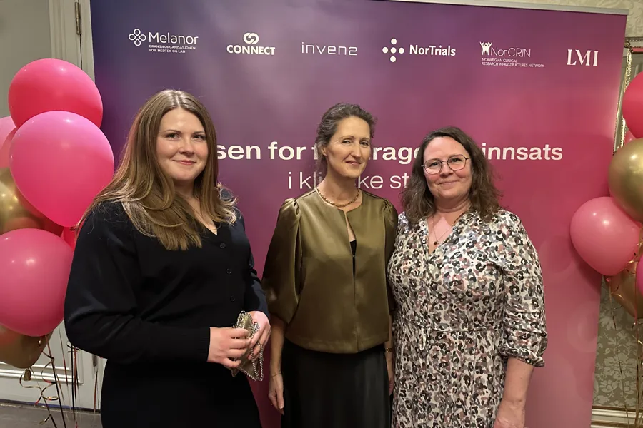 Tre damer på prisutdeling