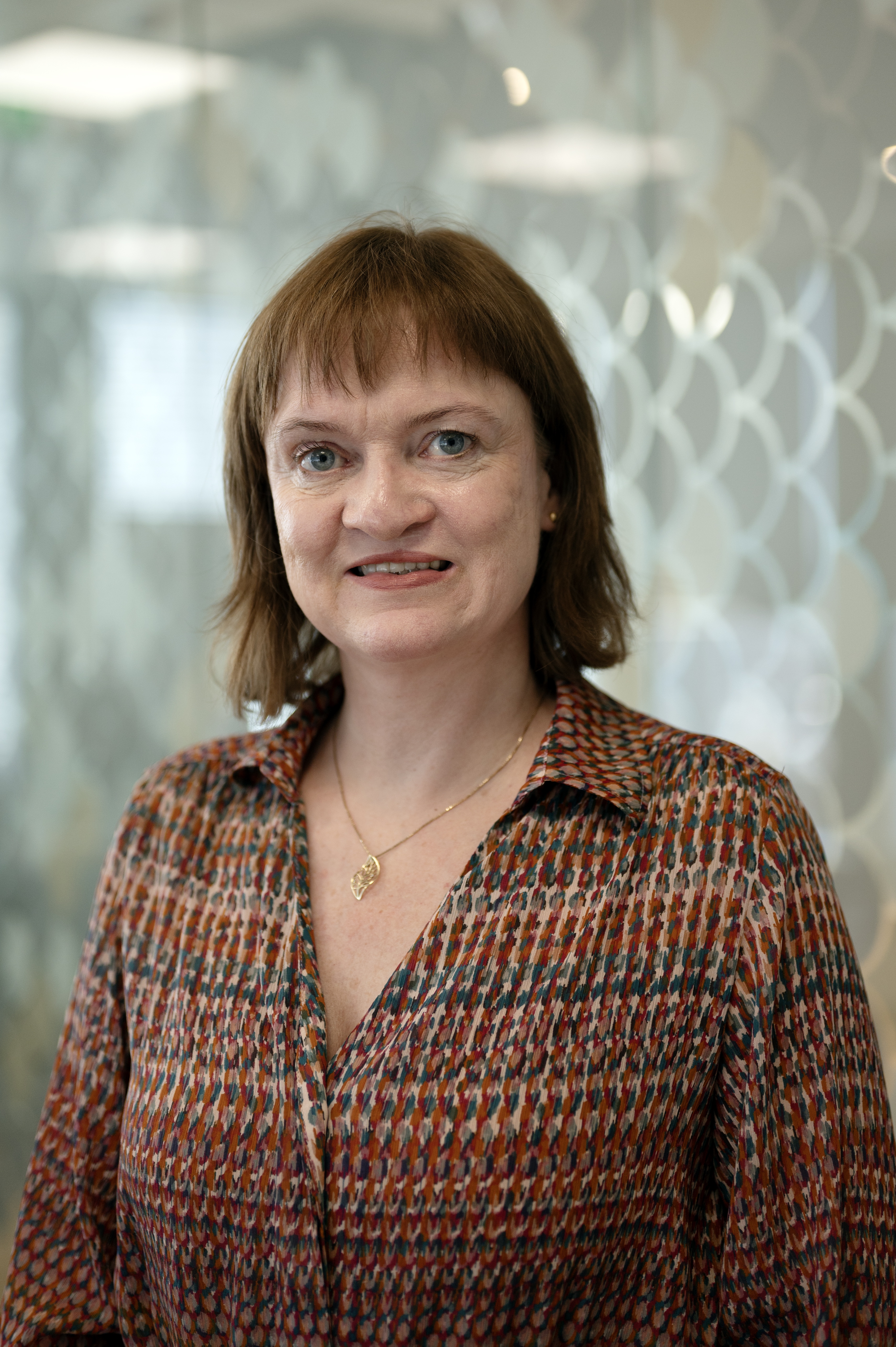 Kvinne som ser i kamera