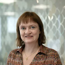 Kvinne som ser i kamera