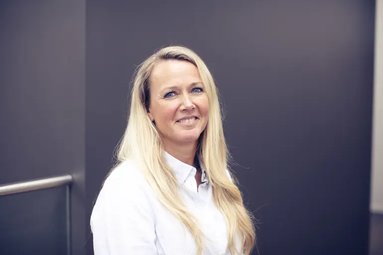 Dame med lyst hår. Annette Hole Sjøborg.